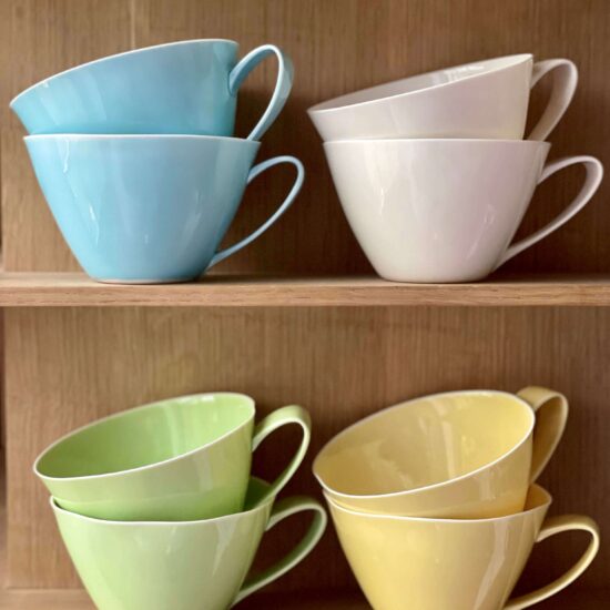 Tekopper i hvid og farvede som er perfekte til en god kop kvalitets te.