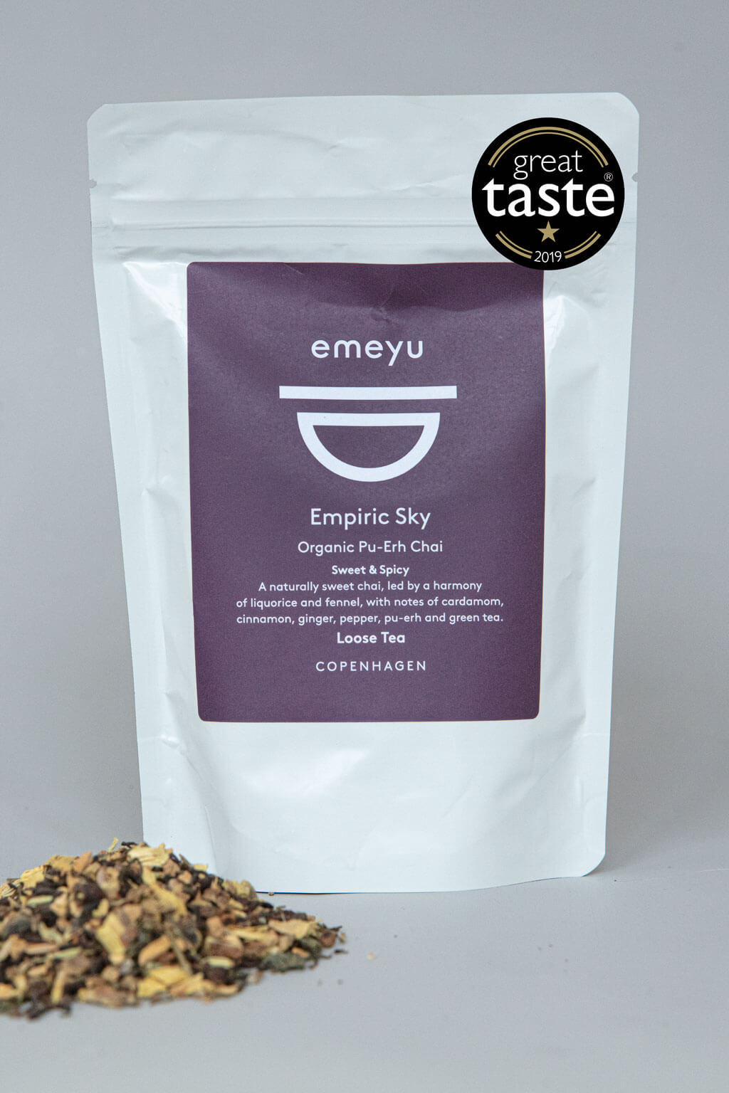 Emeyu’s Empiric Sky en økologisk Chai te med PuErh fermenteret te og med smag fra økologisk lakridsrod, økologisk ingefær, økologisk pu-erh te, økologisk grøn te, økologisk fennikel, økologiske kardemommefrø, økologisk kanel, økologisk anis, økologisk grøn jasmin te og økologisk sort peber. Denne lækre, søde og krydret chai te er lav på koffein og kommer i løs vægt 80 gr i en bæredygtig og genlukkelig pose. Emeyu’s vinder af Great Taste 2019.